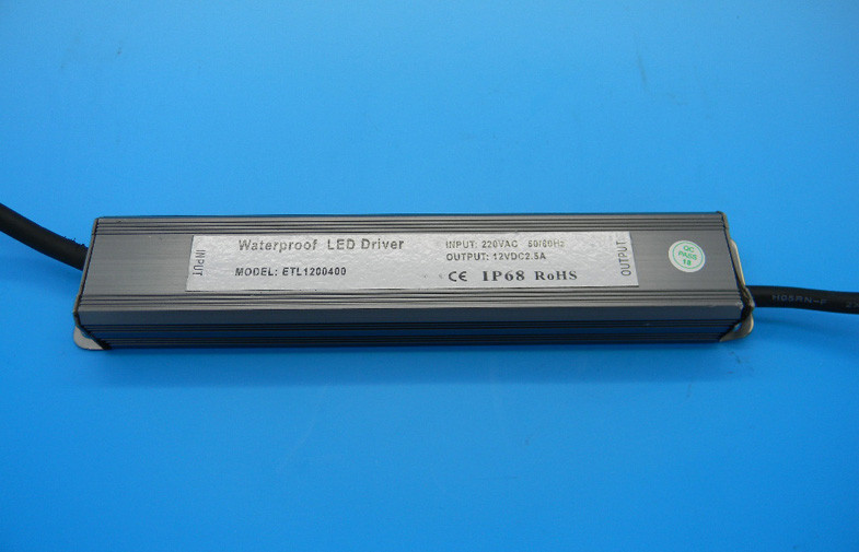 La FCC del conductor de la prenda impermeable de la fuente de alimentación de Transformator 30W12V LED pieza 15B IP68 con el CE RoHS