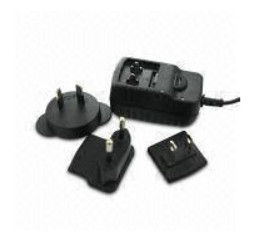 adaptador de corriente alterna universal verde 6W con los enchufes permutables para los dispositivos móviles