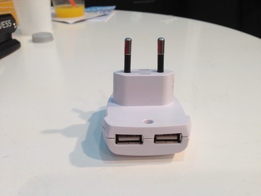 2.1A blancos se doblan el enchufe del Eu del cargador del adaptador de corriente alterna del cargador del enchufe USB, 100 - 240v