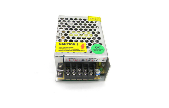 el metal de 12V 2A 25W encajonó la corriente constante de salida única de la fuente de alimentación del voltaje de la cámara CCTV