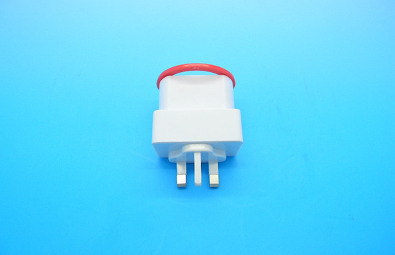 El enchufe BRITÁNICO universal actual constante del cargador de viaje USB 5V 2.0A, FCC pieza 15B