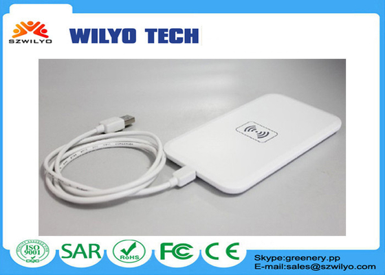 Accesorios blancos del teléfono móvil, accesorios de los teléfonos móviles en el almacenamiento del cargador inalámbrico universal