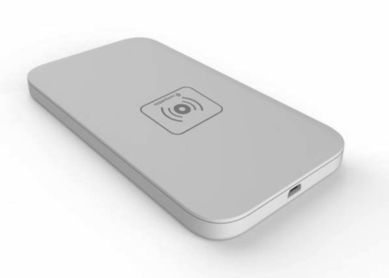 Accesorios blancos del teléfono móvil, accesorios de los teléfonos móviles en el almacenamiento del cargador inalámbrico universal