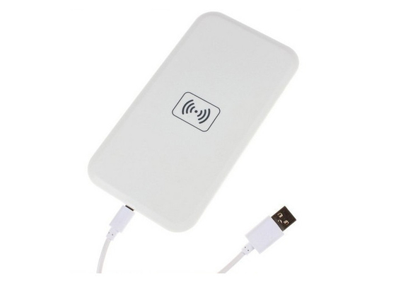Accesorios blancos del teléfono móvil, accesorios de los teléfonos móviles en el almacenamiento del cargador inalámbrico universal