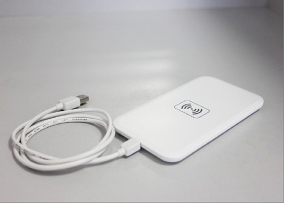 Accesorios blancos del teléfono móvil, accesorios de los teléfonos móviles en el almacenamiento del cargador inalámbrico universal