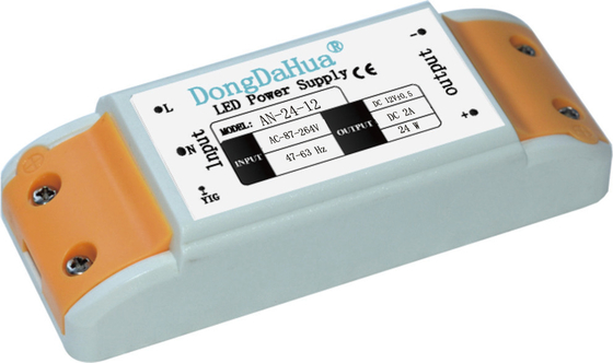 El voltaje constante del plástico llevó la fuente de alimentación DC 24v/el palmo de la larga vida de la fuente de alimentación de 12v 2A