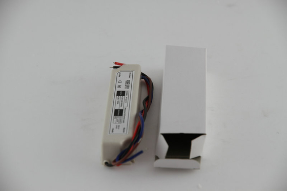 Alta prenda impermeable constante del conductor del voltaje LED del brillo 12V 20W con la CA universal