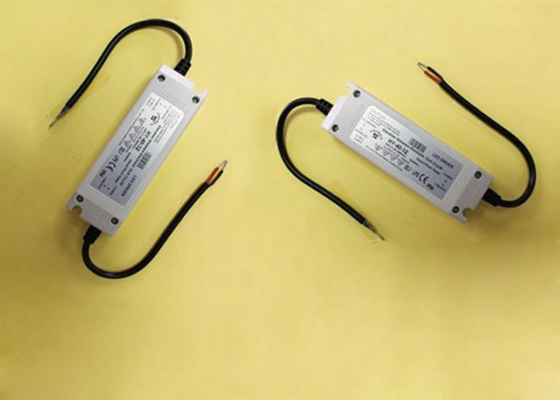 IP64 fuente de alimentación de la iluminación de la eficacia alta LED, conductor fino estupendo del LED con la entrada de la CA