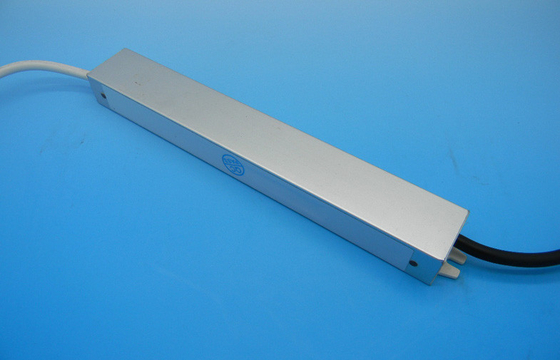 El LED impermeabiliza la CA de la fuente de alimentación al adaptador de DC 12W 12V 1APower, sobre voltaje